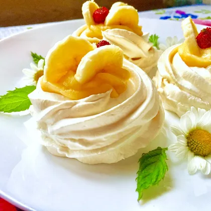 Десерт 'Павлова' с заварным кремом и бананами