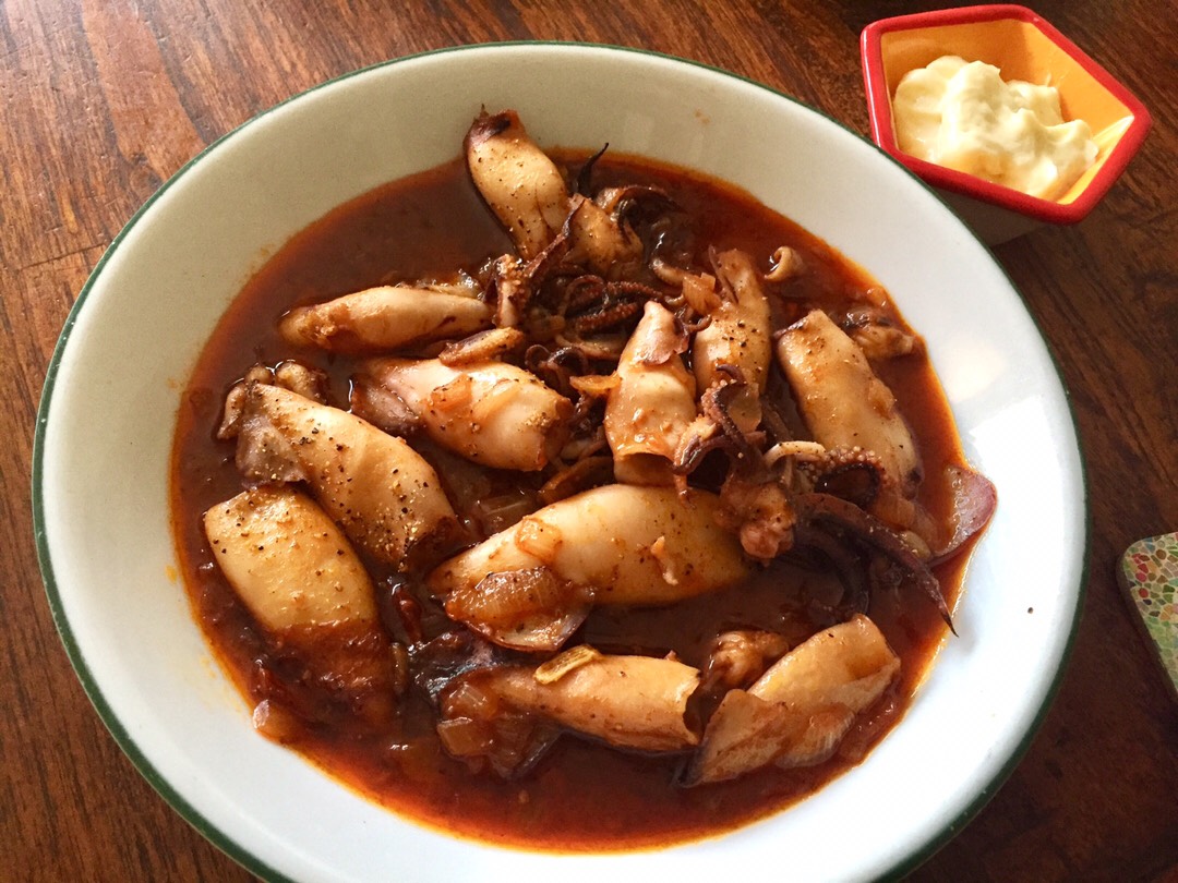 Кальмары по-испански тушеные с копченой паприкой