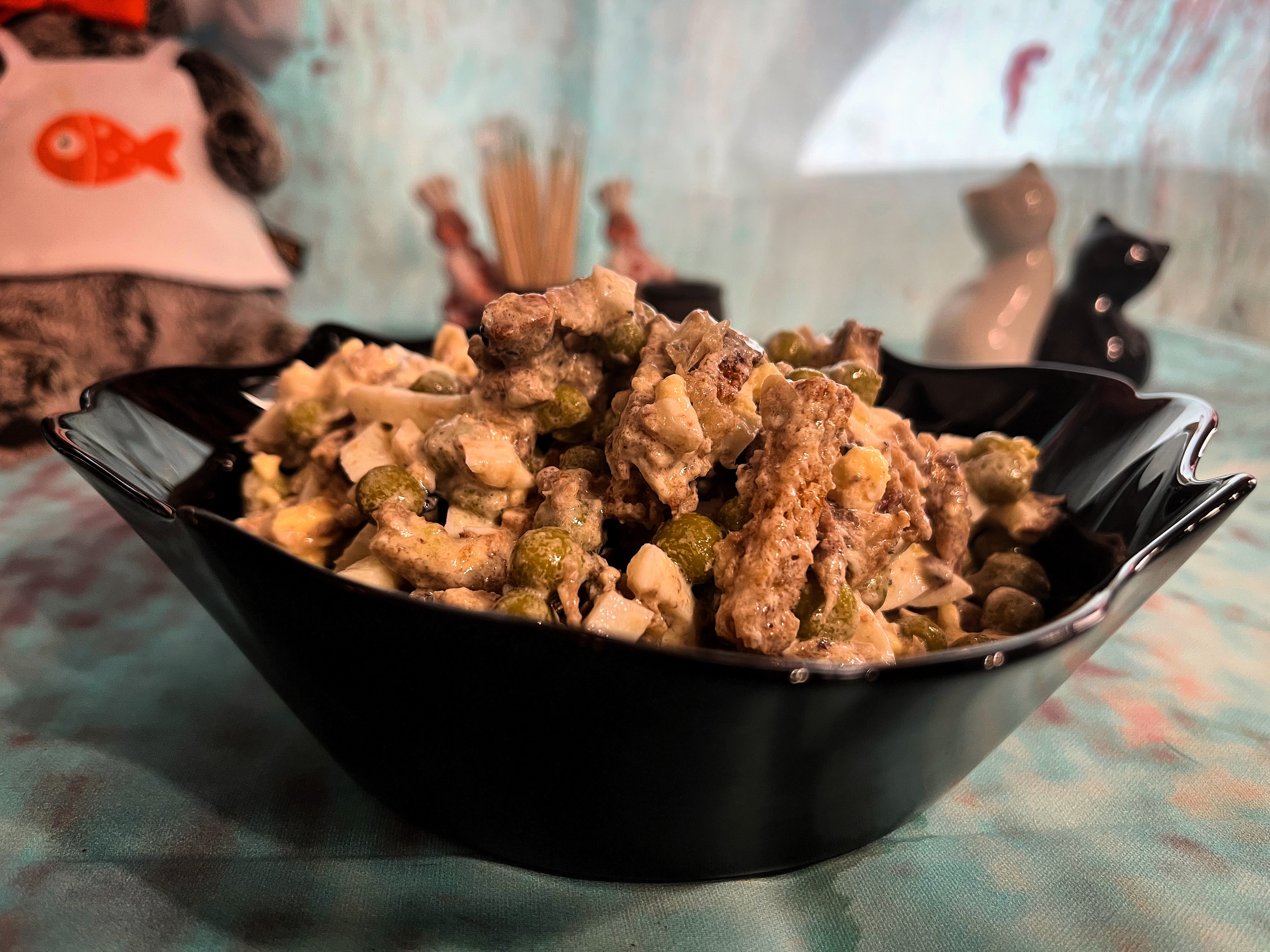 Салат со шпротами и горошком