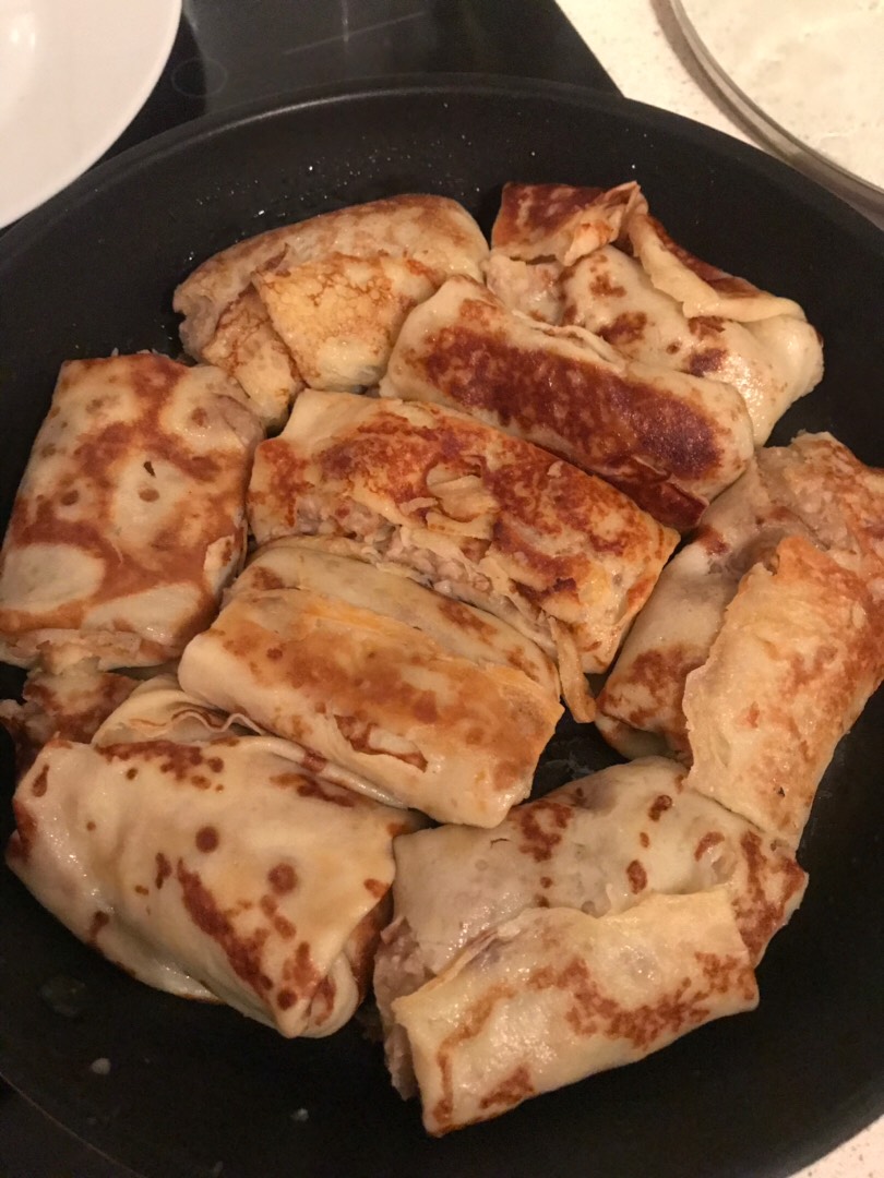 Блинчики с капустой и яйцом и мясом с картошкой