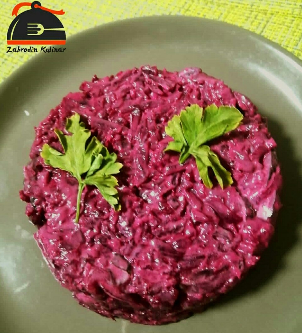 Свекольный салат с маринованными огурчиками