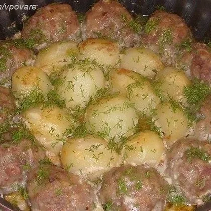 Котлетки с картошкой в сметанно-томатном соусе