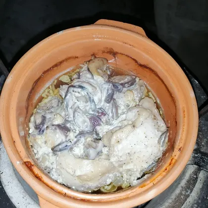 Курица с майонезом и чесноком керамической кастрюле в тандыре