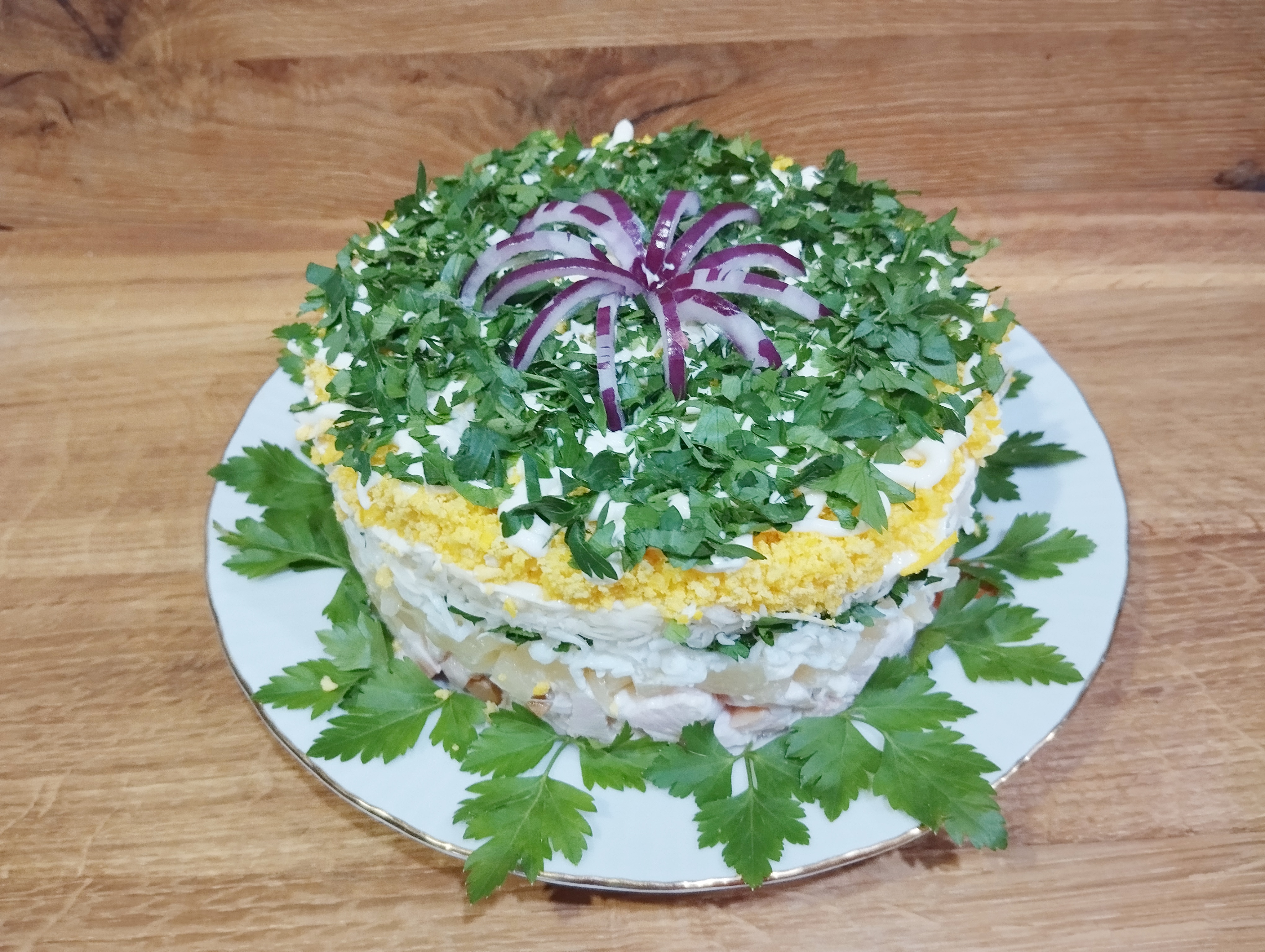 Салат с курицей и ананасами