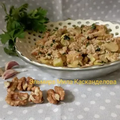 Кабачки с грецкими орехами и чесноком