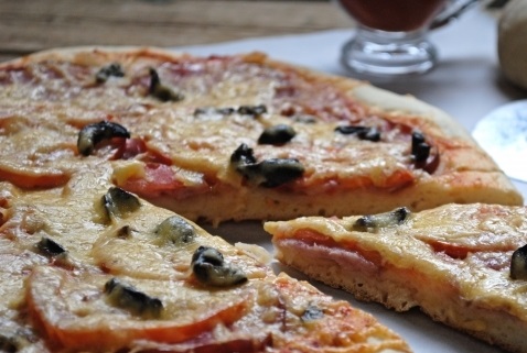 Можно ли пиццу на дрожжевом тесте. Пицца домашняя в духовке. Пицца без дрожжей. Можно ли пиццу на дрожжевом тесте. Вкусное тесто для пиццы.