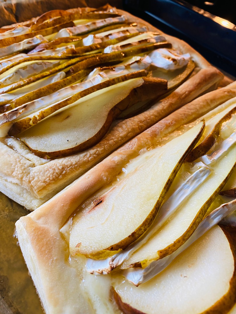 Французский пирог с грушей, мёдом и благородным сыром