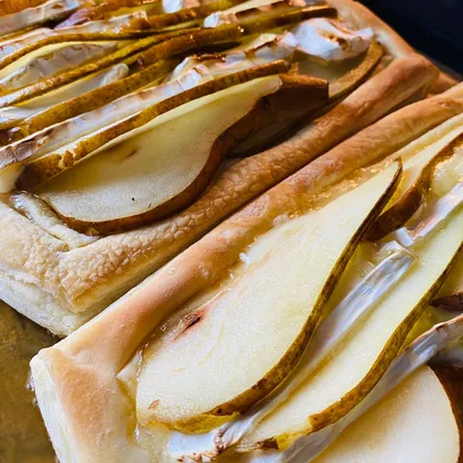 Французский пирог с грушей, мёдом и благородным сыром