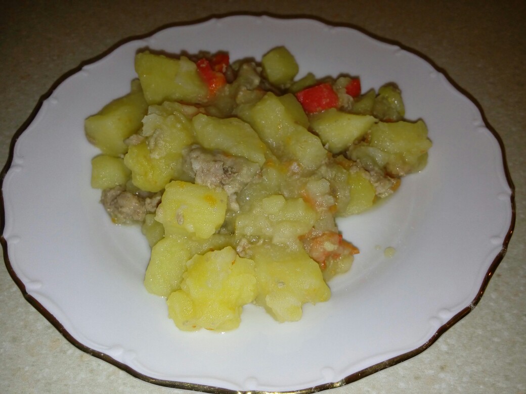 Тушеный картофель с фаршем и овощами в мультиварке