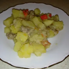 Тушеный картофель с фаршем и овощами в мультиварке