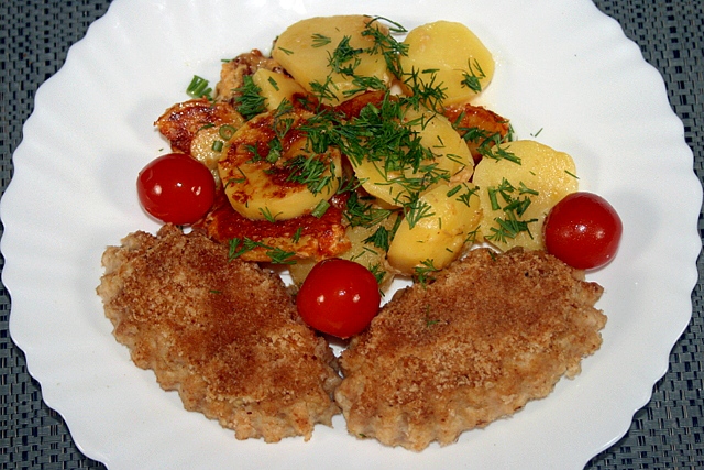 Картофель с сыром и куриные котлеты