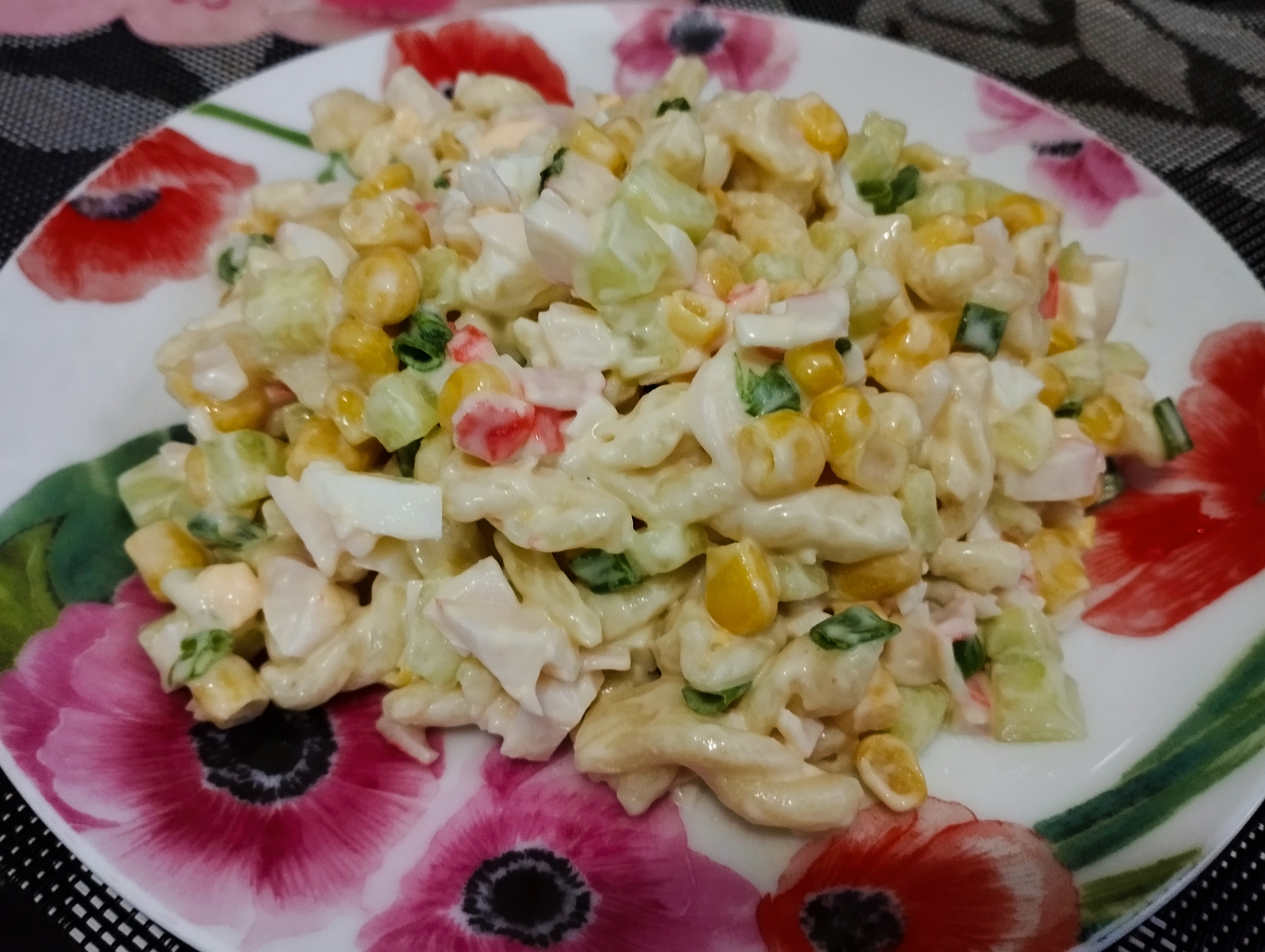Салат с крабовыми палочками и макаронами 