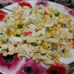 Салат с крабовыми палочками и макаронами