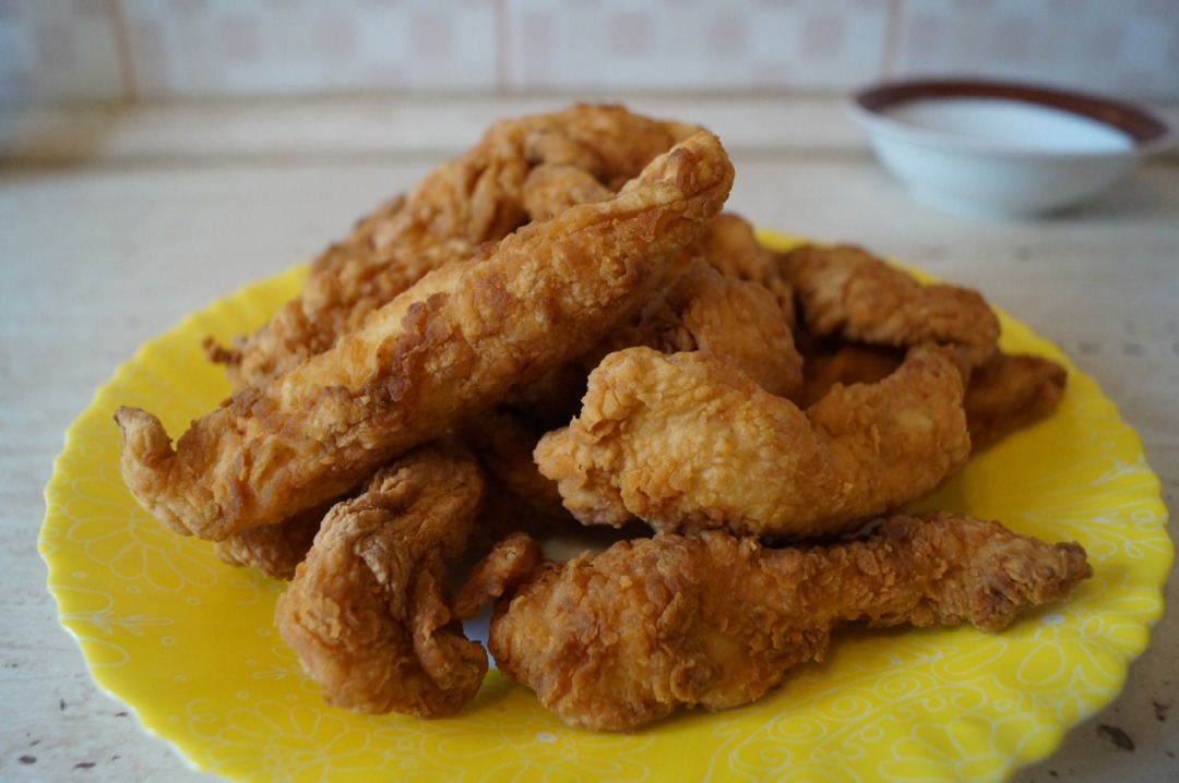 Куриные стрипсы в панировке из муки