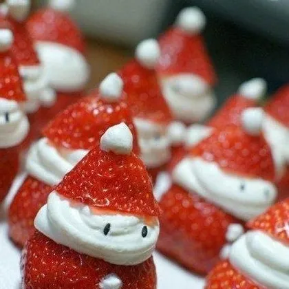Новогодняя идея Десерт 'Нашествие клубничных Санта-Клаусов'