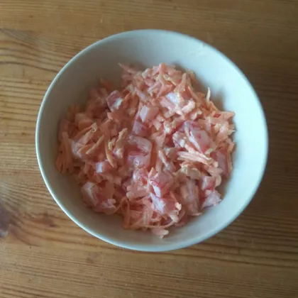 Салат 'Морковно-помидорный с чесноком'