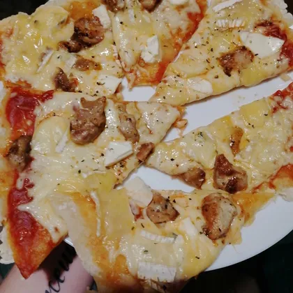 Пицца с сыром и курицей