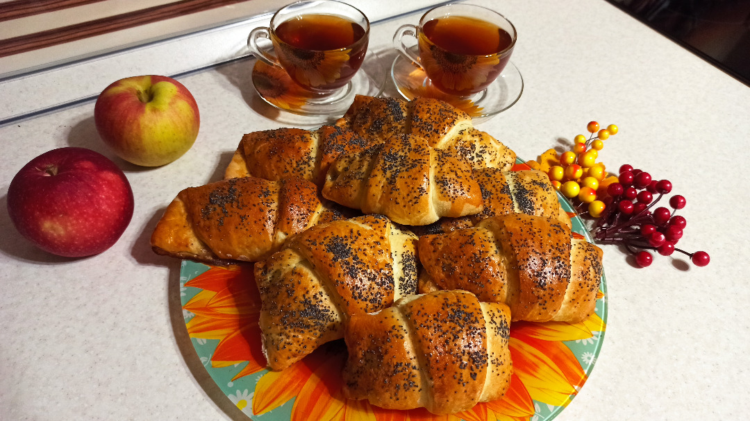 Лакомые рогалики с ароматными яблоками и светлым изюмом