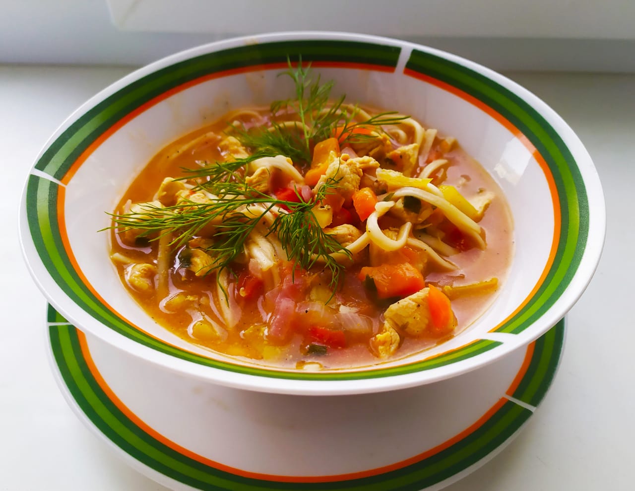 Сливочный куриный суп с лапшой и овощами
