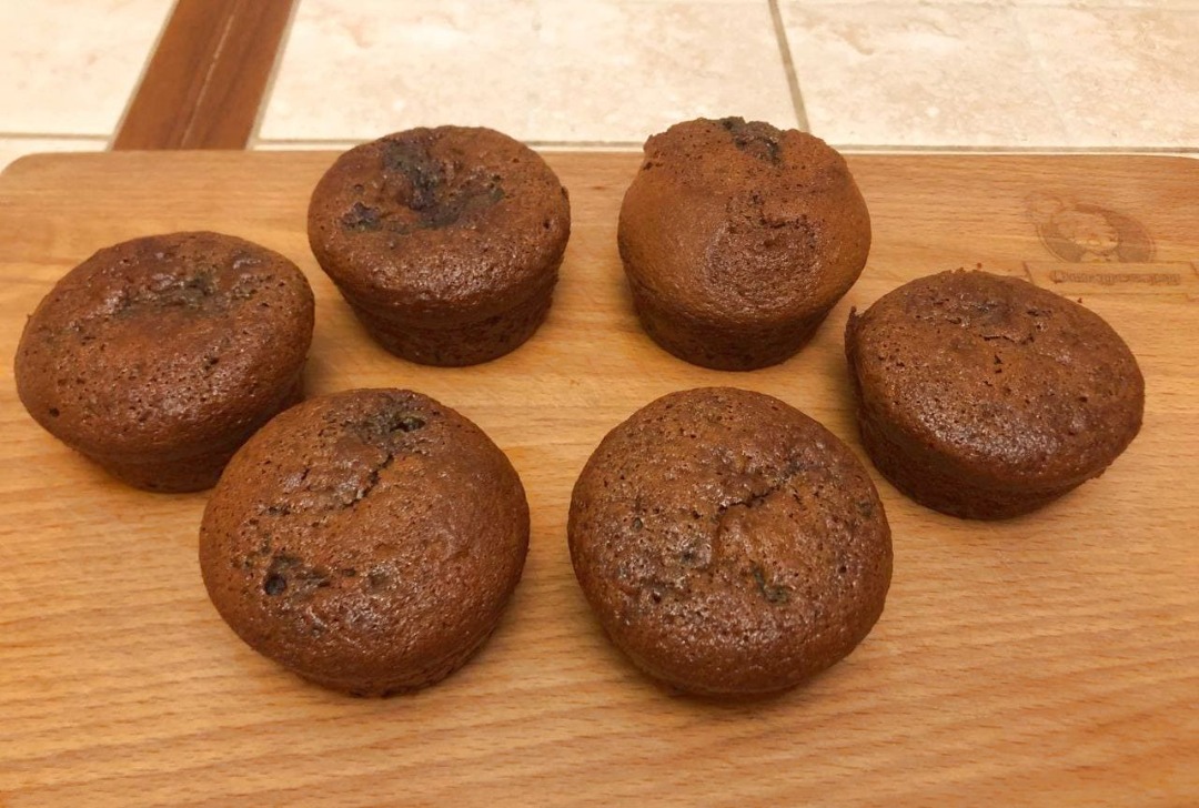 Шоколадно-миндальные медовые кексы с вишней