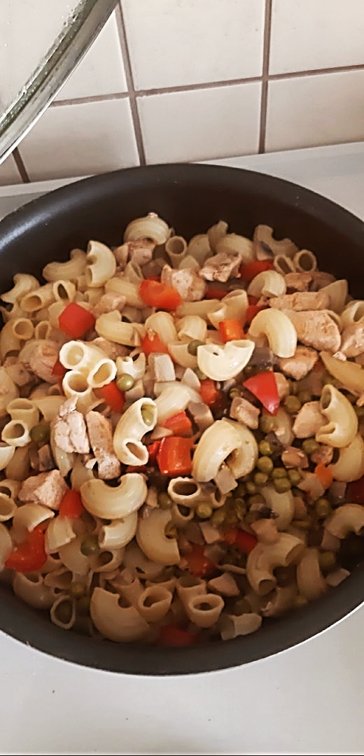 Макароны с курицей и грибами