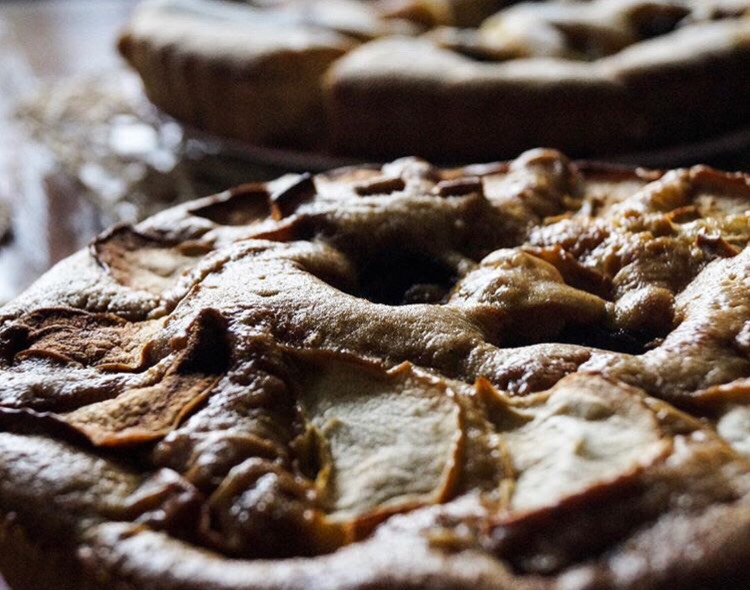 Шарлотка с яблоками