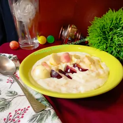 Манная каша на молоке и воде с фруктами