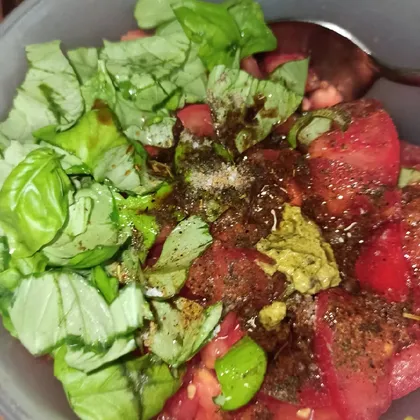 Салат из помидор с базиликом и луком