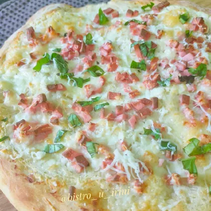 Пицца с белым соусом