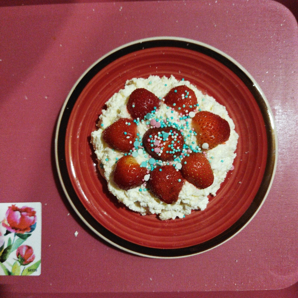Клубнично-творожный десерт со сметаной "Сказка"