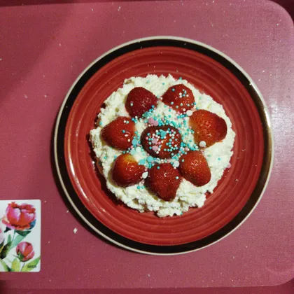 Клубнично-творожный десерт со сметаной 'Сказка'