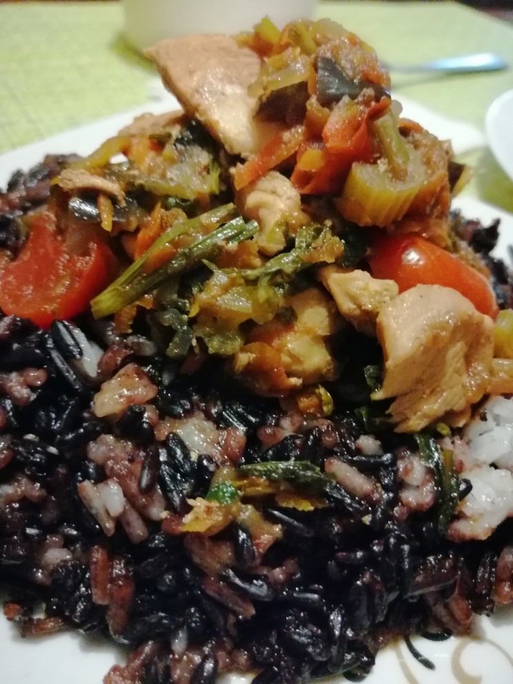 Черно-белый рис с курицей и овощами в медово-соевом соусе