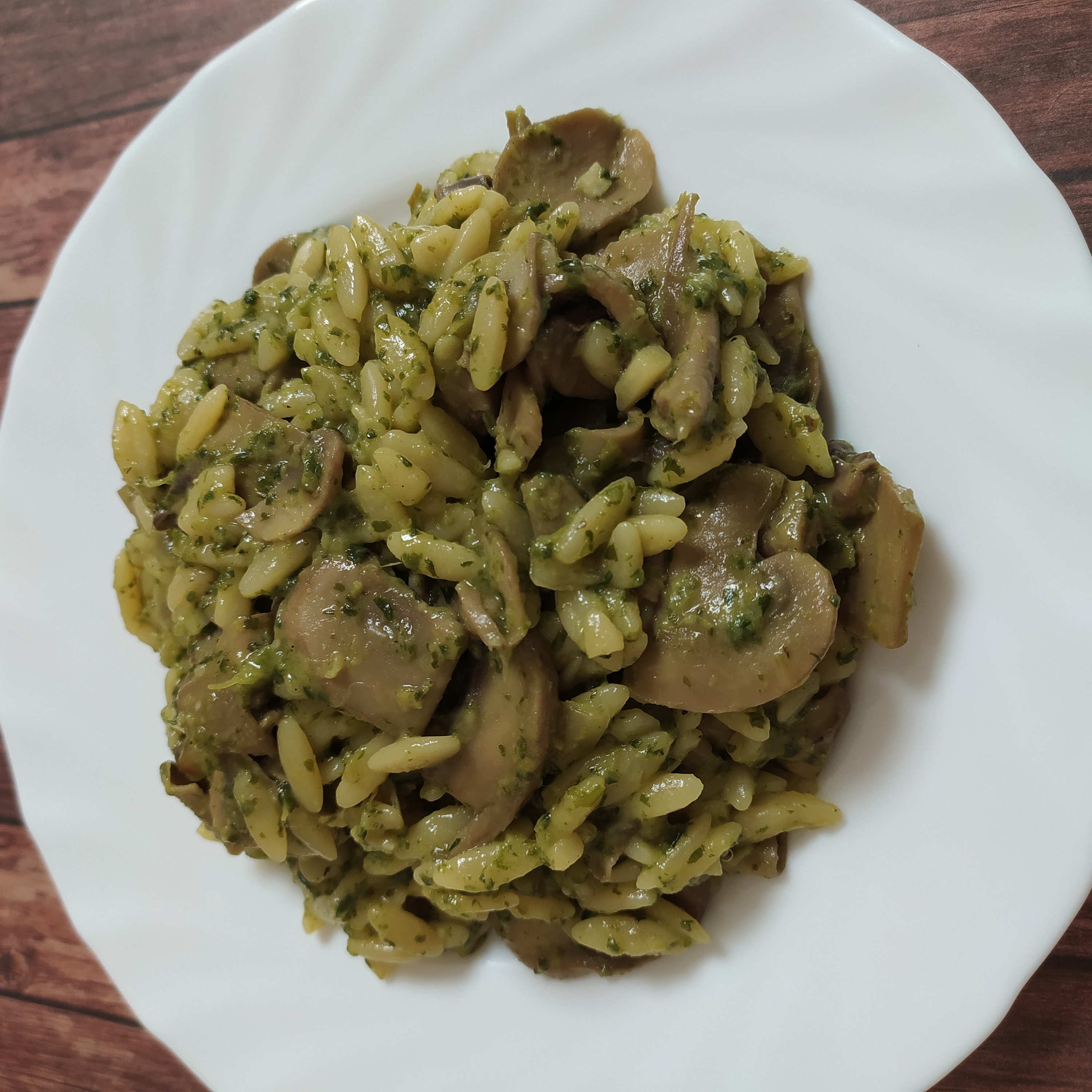 Ризони (орзо) с грибами, шпинатом и сливками