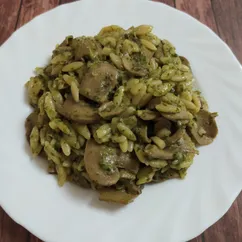 Ризони (орзо) с грибами, шпинатом и сливками