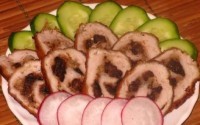 Свиной рулет, запеченный с черносливом