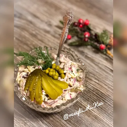 Новогодний салат с языком и маринованным луком