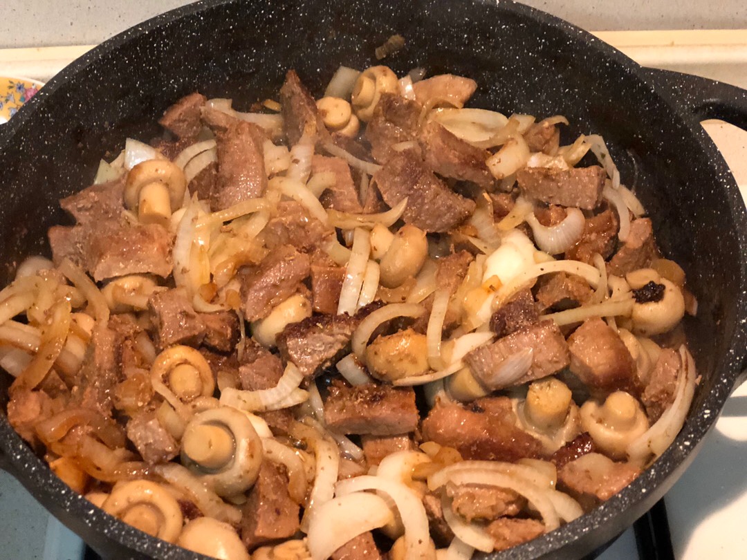 Жаренное мясо с грибами и луком