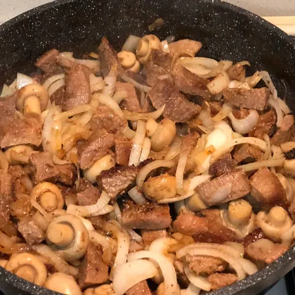 Жаренное мясо с грибами и луком