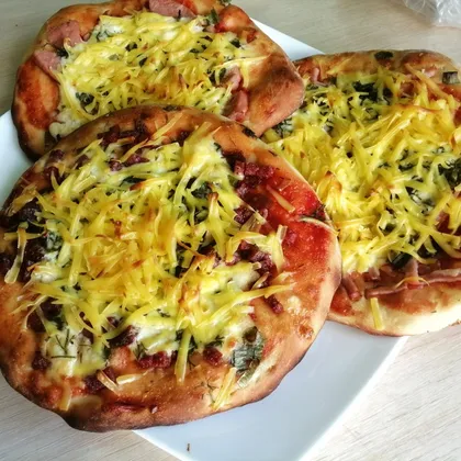 Пицца домашняя с плавленым сыром и зеленью