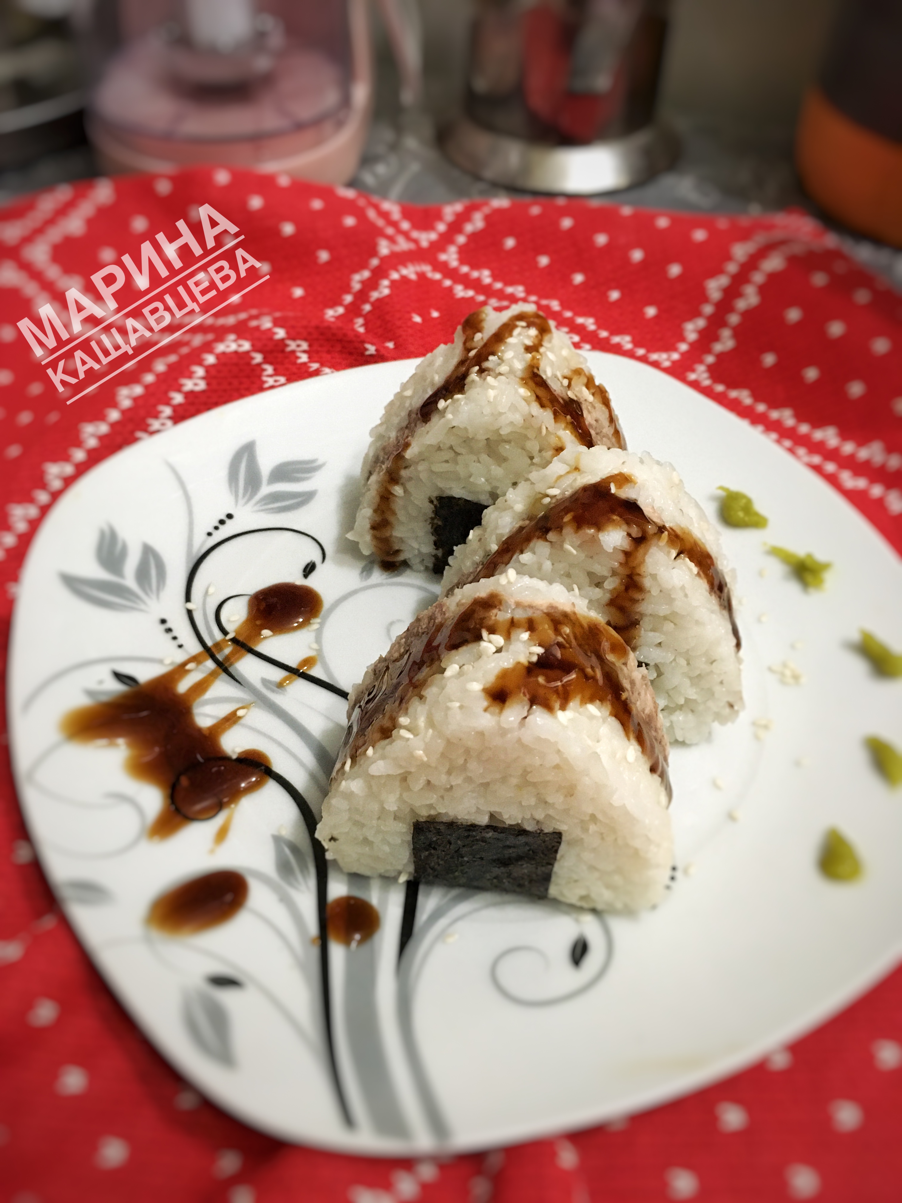 Онигири с тунцом 