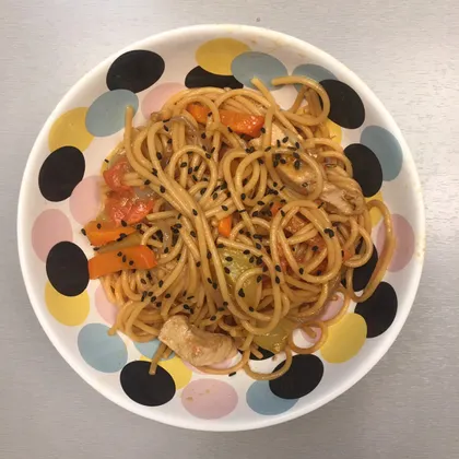 Спагетти с овощами и курицей