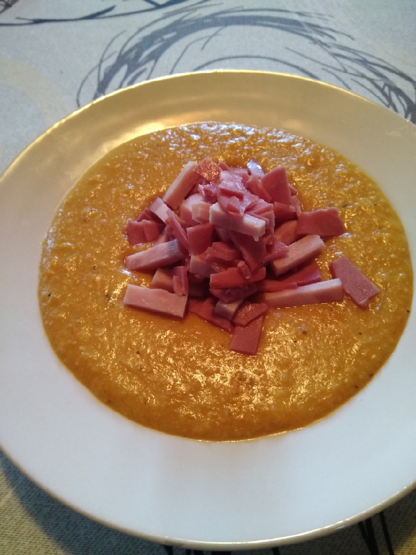 Тыквенное пюре с луком, чесноком и ветчиной