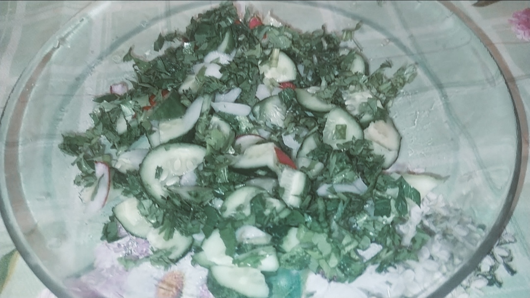 Салат из огурцов с зеленью и редисом
