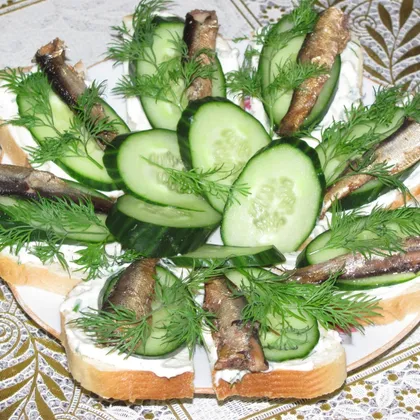 Бутерброды со шпротами и свежим огурцом - фото рецепт