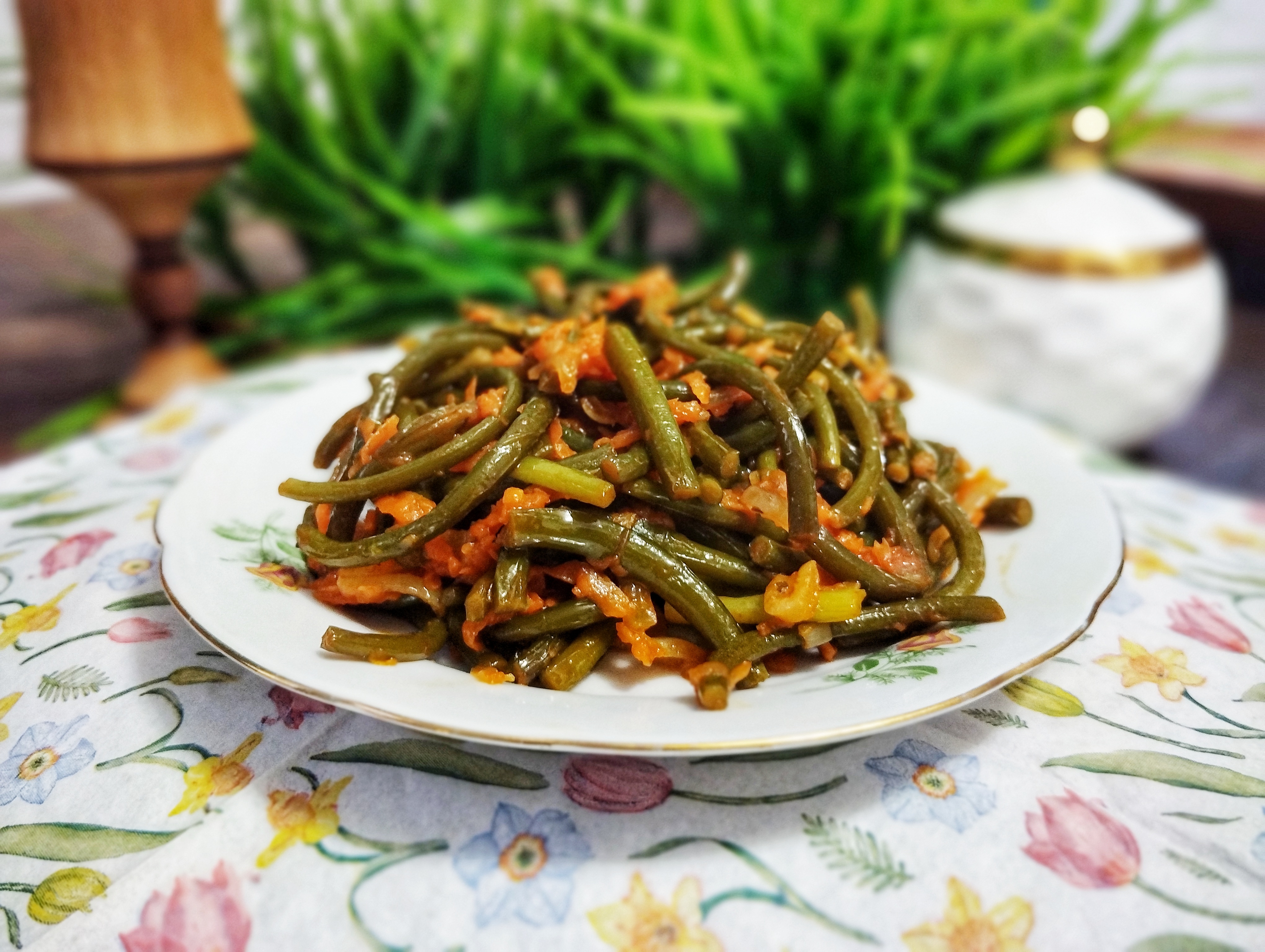 Чесночные стрелки в томатном соусе