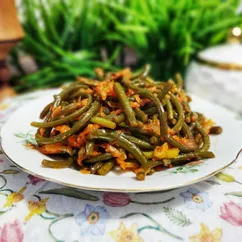 Чесночные стрелки в томатном соусе