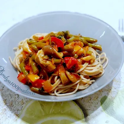 Спагетти с томатным соусом из вешенок и стручковой фасоли