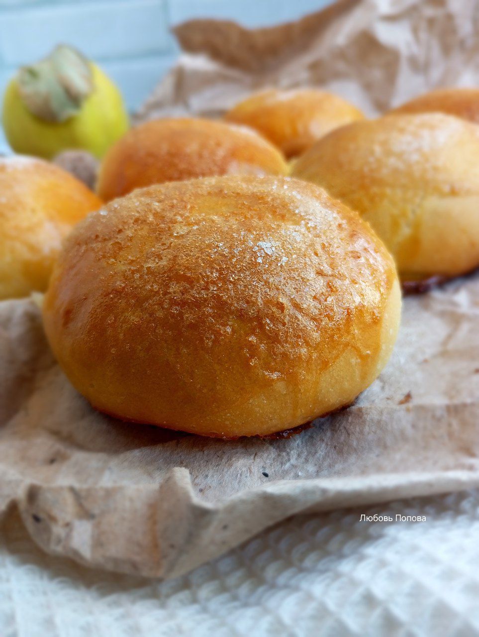 Булочки с айвой и грецкими орехами 