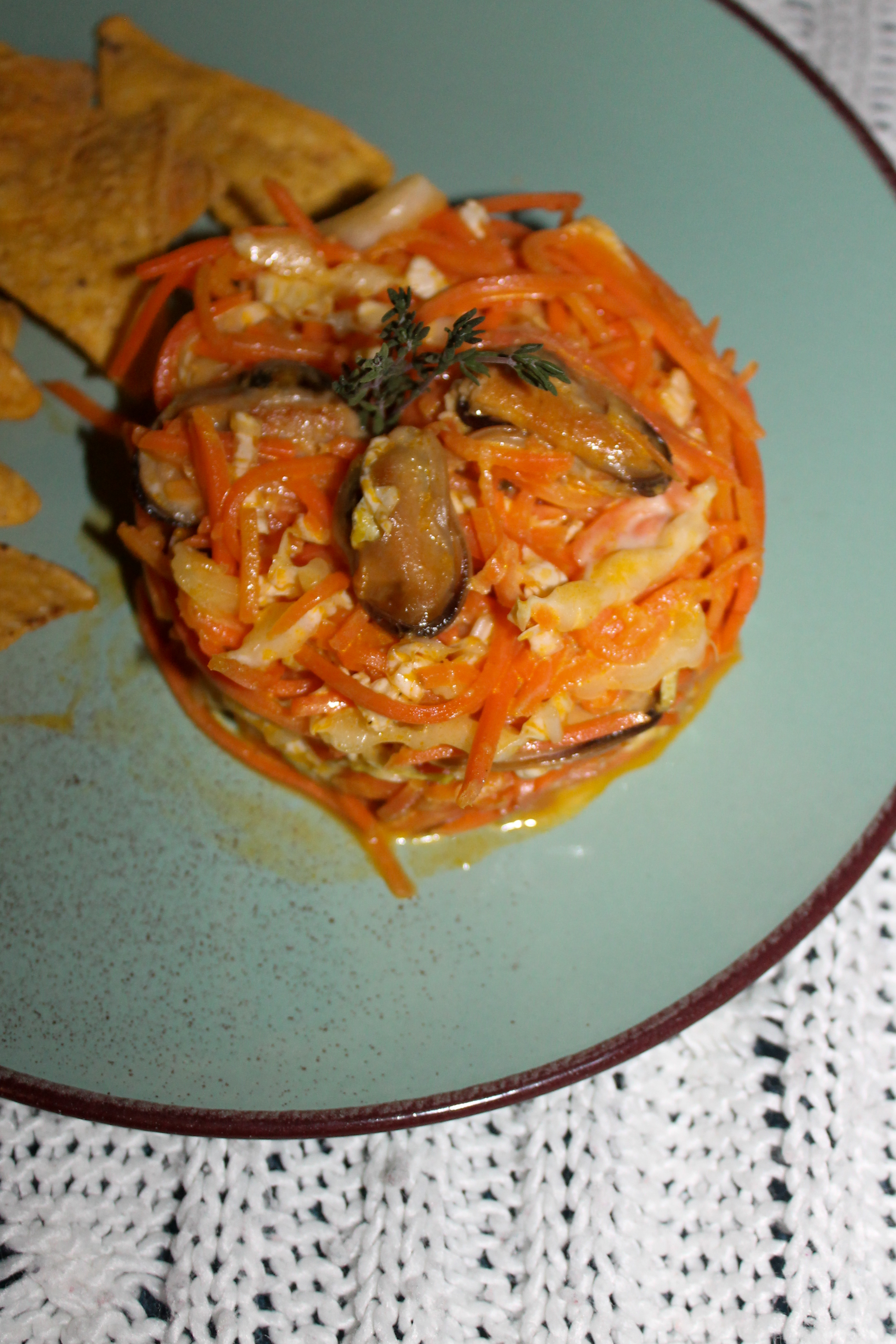 Салат с мидиями и корейской морковью 