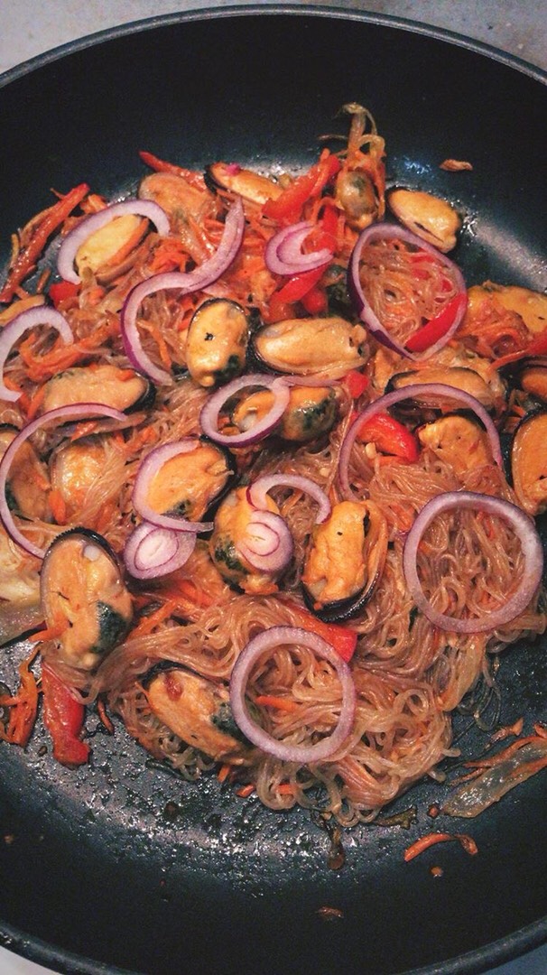 Мидии с овощами и фунчозой 🍝